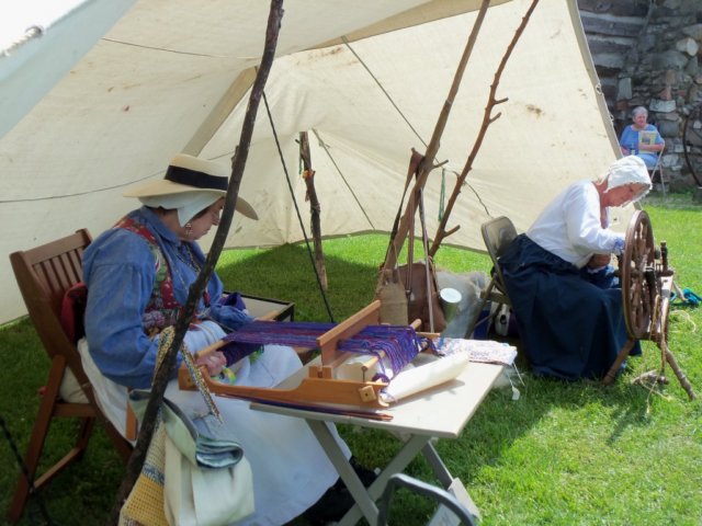 dianedemonstratedtheridgedheddleloomweavingtechniquewhichkathleendemonstratedwoolfiberspinningonanelizabethantypespinningwheel.jpg